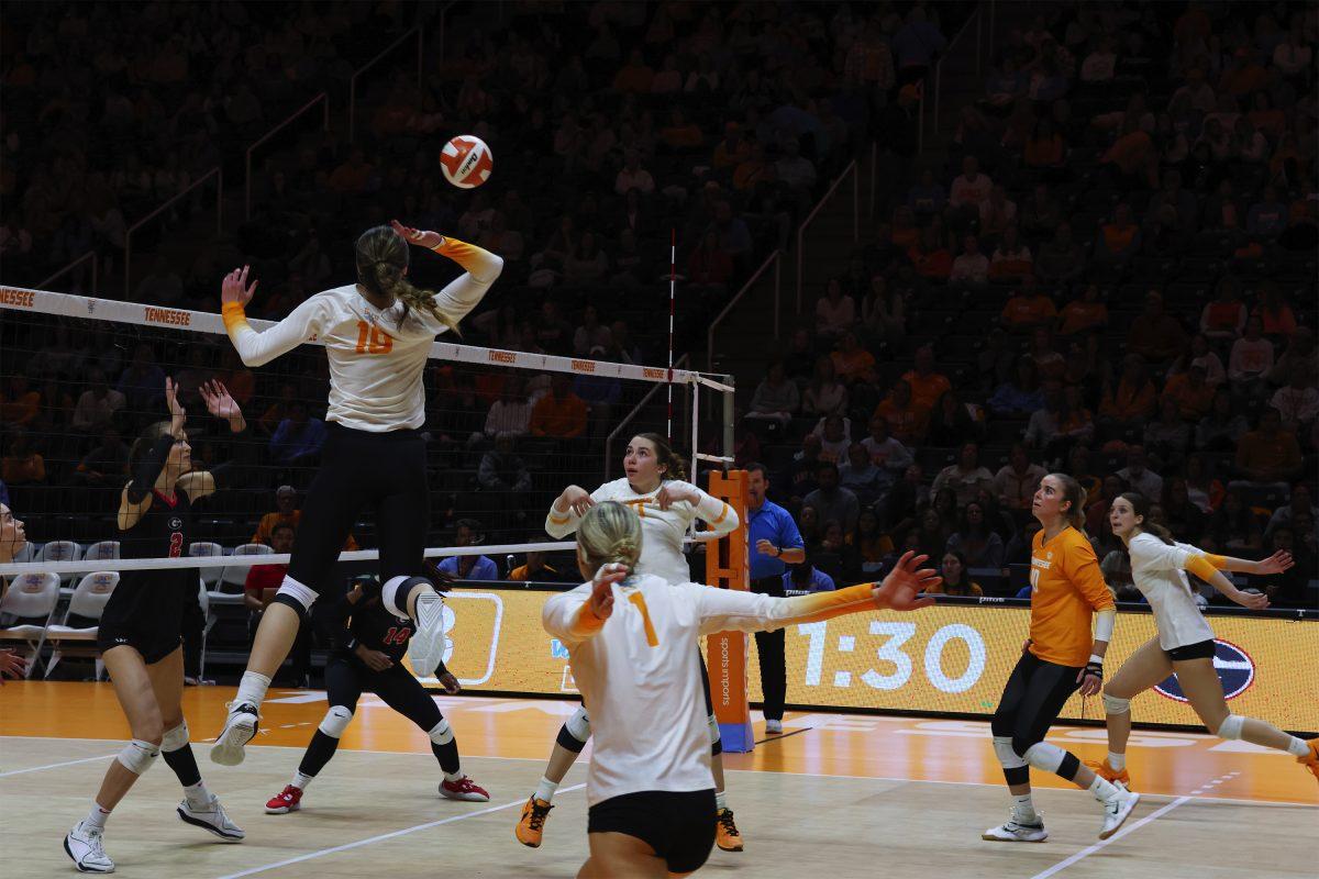 Klaudia Pawlik (19) goes up for a spike against Georgia at Thompson-Boling Arena. Friday, Nov. 15, 2024.