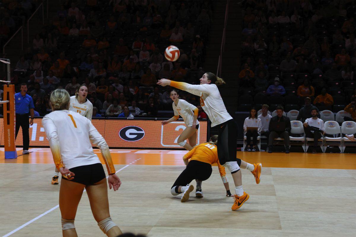 Hayden Kubik (33) passes the ball to a teammate against Georgia at Thompson-Boling Arena. Friday, Nov. 15, 2024.