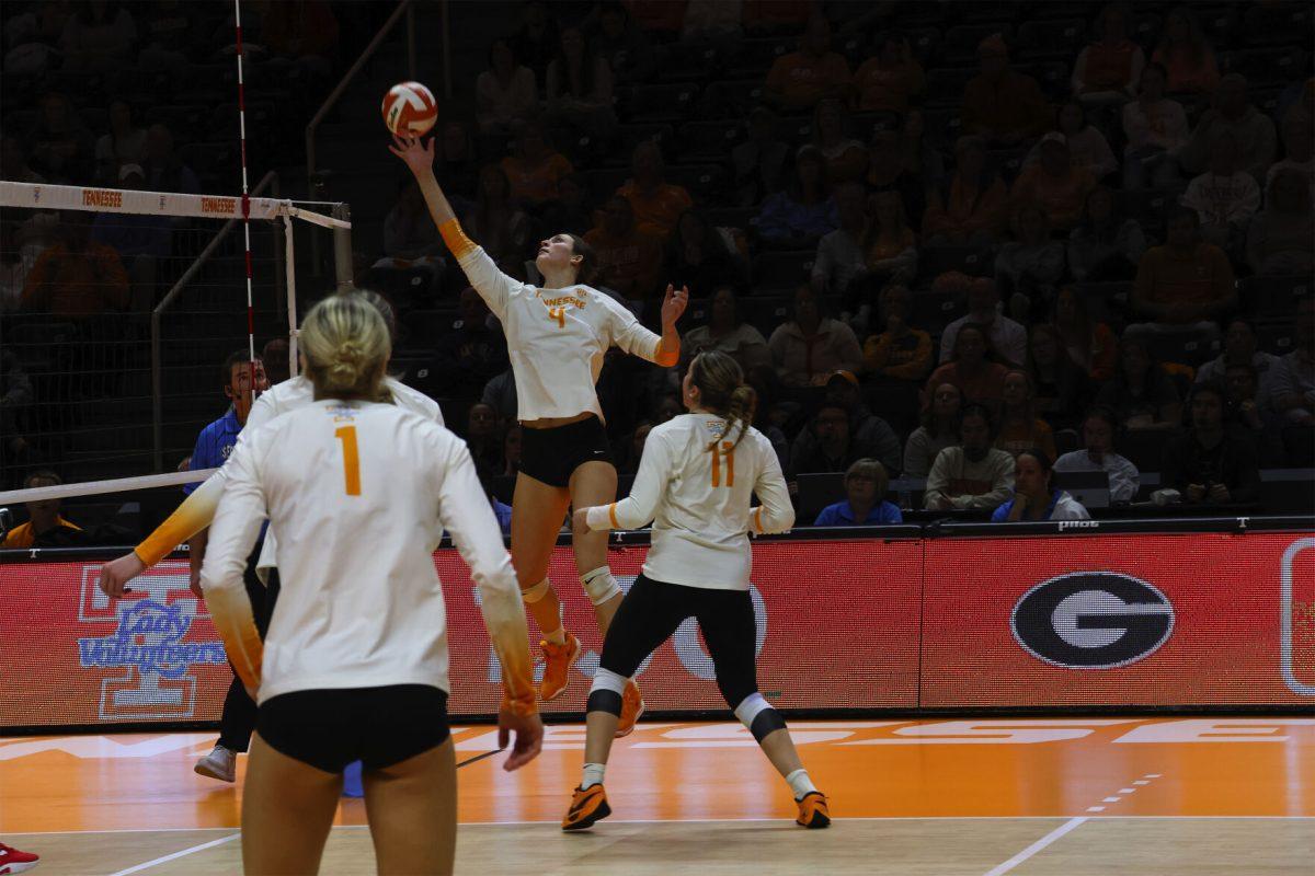Paityn Chapman (4) tries to save a ball against Georgia at Thompson-Boling Arena. Friday, Nov. 15, 2024.