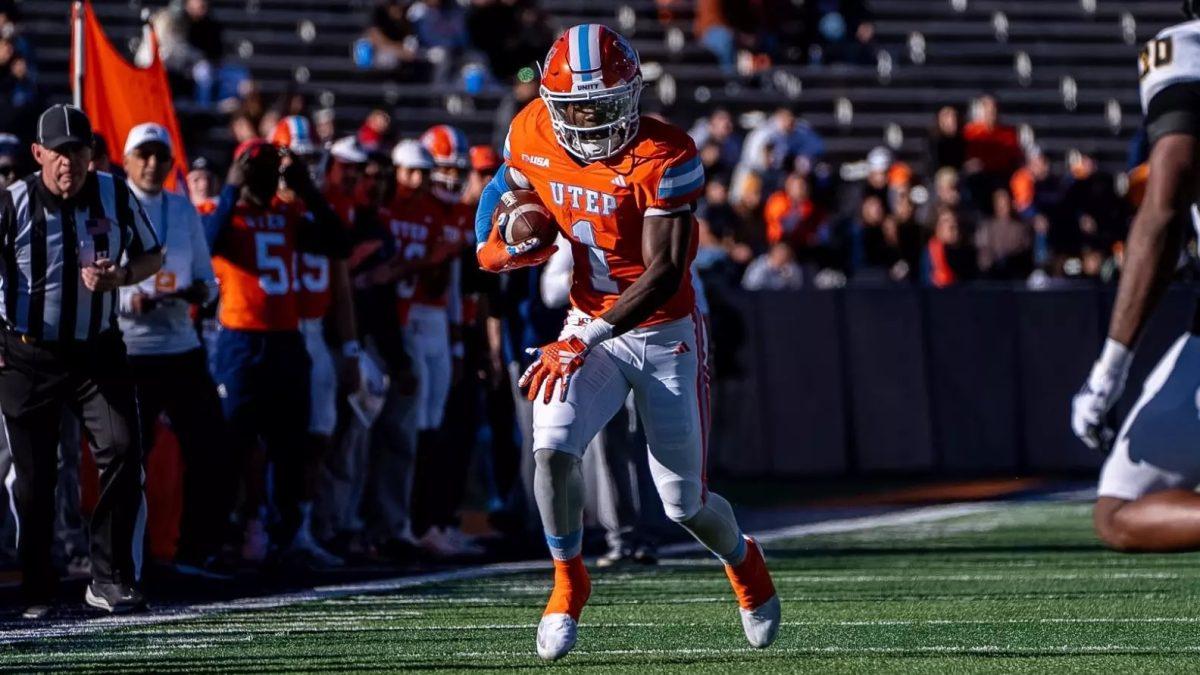 Trey Goodman (1) runs the ball. 