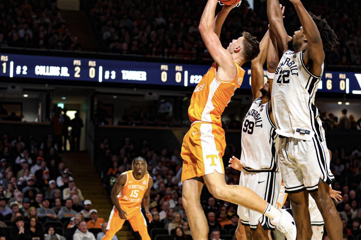 Igor Miličić (7) goes up for the layup against Vanderbilt at Memorial Gymnasium. Saturday, Jan. 18, 2025