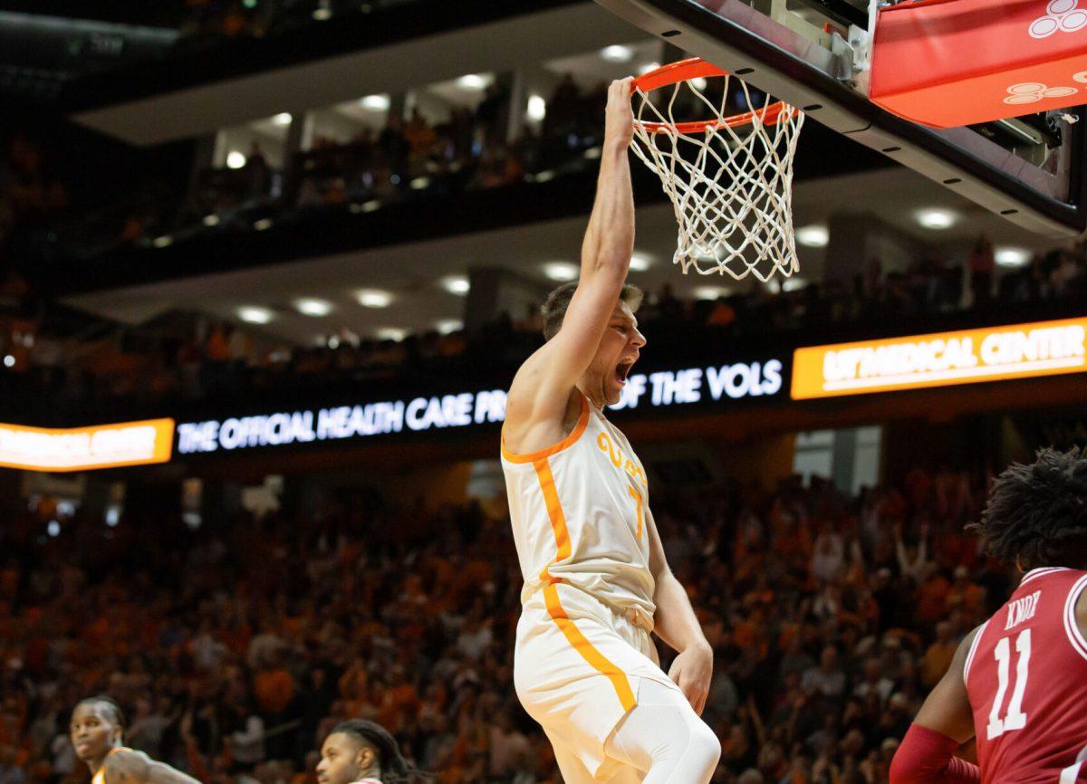 Igor Miličić Jr. (7) dunks the ball on Arkansas at Thompson-Boling Arena at Food City Center. Saturday, Jan. 4, 2025.