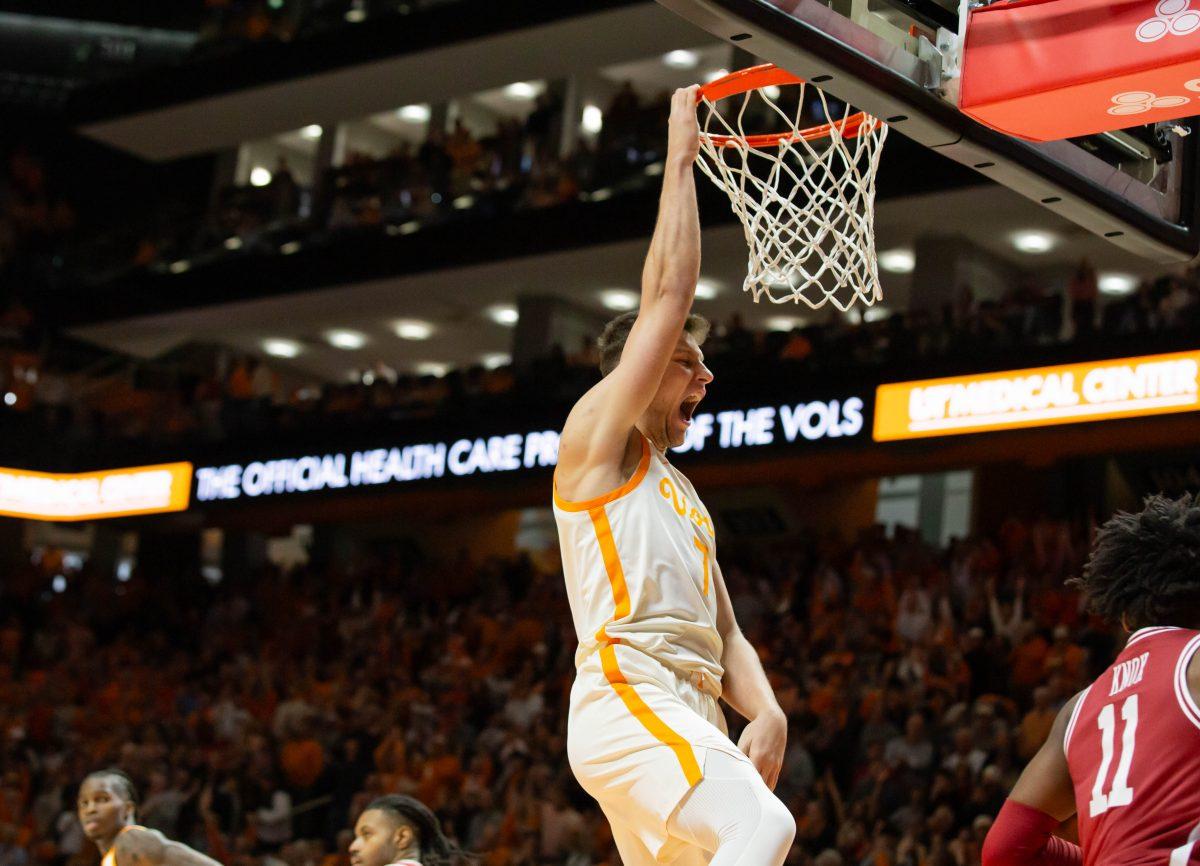 Igor Milčić Jr. (7) dunks the ball on Arkansas at Thompson-Boling Arena at Food City Center. Saturday, Jan. 4, 2025.