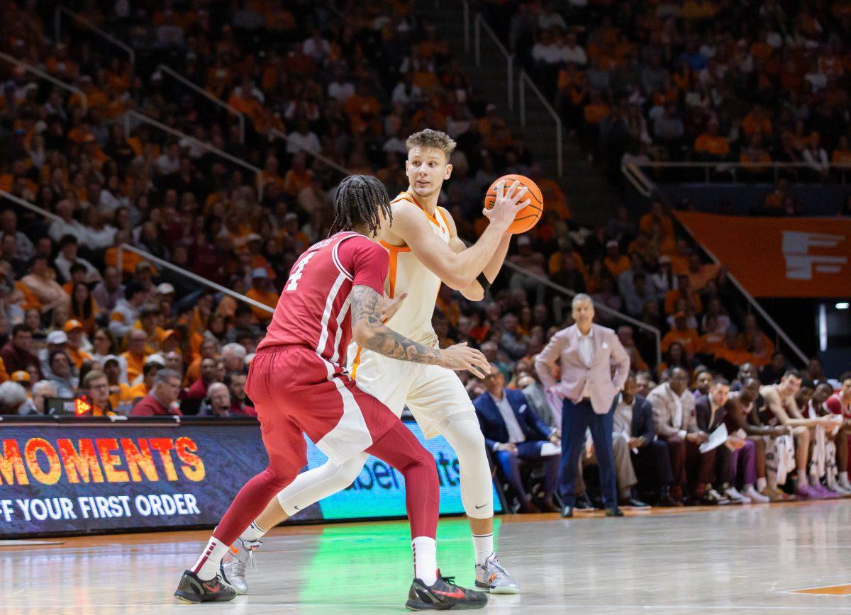 Igor Miličić (7) prepares to pass the ball to a teammate during the game against Arkansas at Thompson-Boling Arena at Food City Center. Saturday, Jan. 4, 2025.