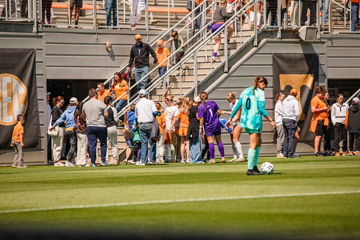 Young fans surround the Lady Vols after a spring matchup against Virginia at Regal Stadium. Sunday, April 13, 2025.