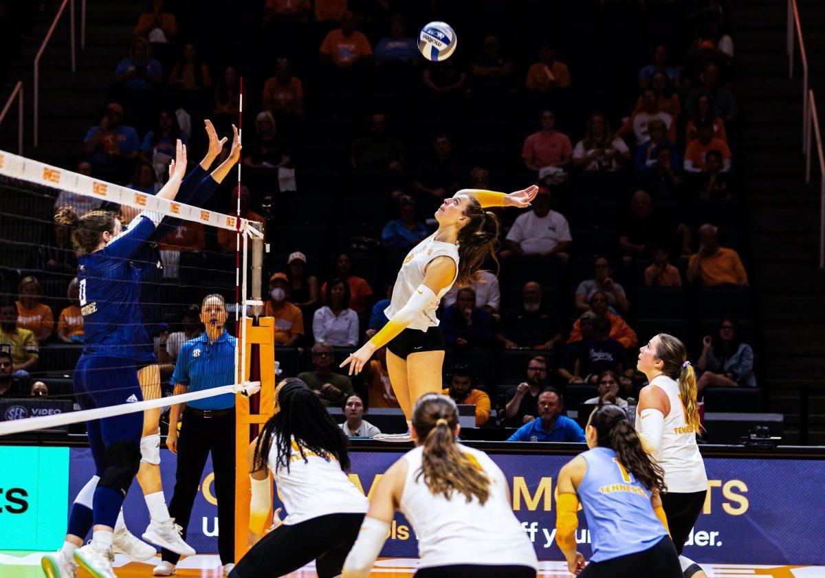 Paityn Chapman (4) prepares to return the ball to Georgia Tech in Thompson-Boling Arena at Food City Center. Tuesday, Sept. 9, 2025