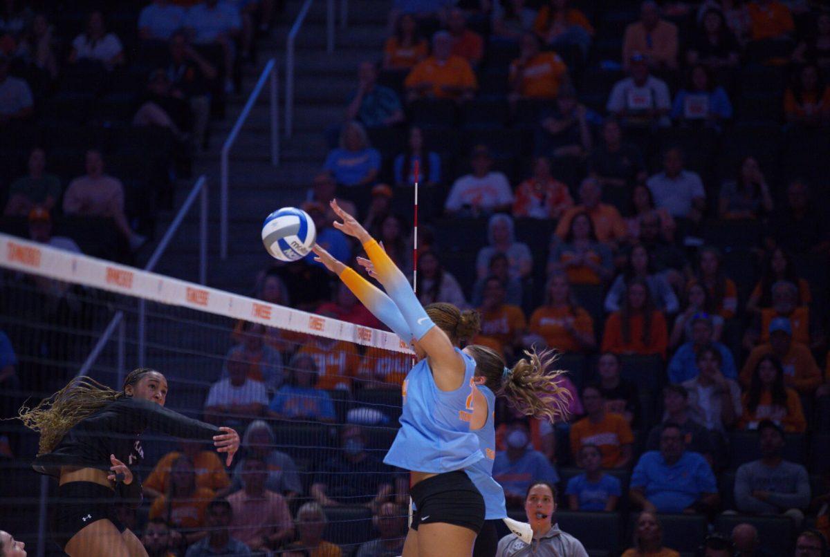 Zoe Humphrey (24) blocks a ball at the net against South Carolina at Food City Center. Friday, Sept. 26, 2025. 