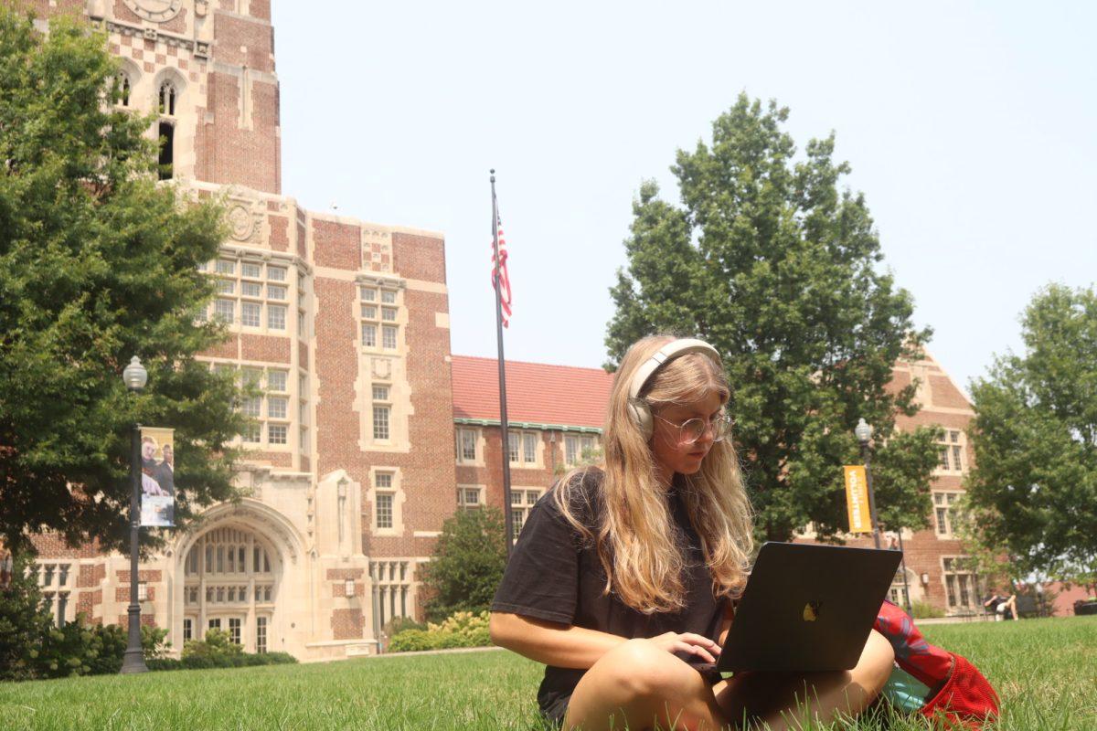 UT student listens to music while studying on The Hill. Monday, Sept, 15, 2025. 