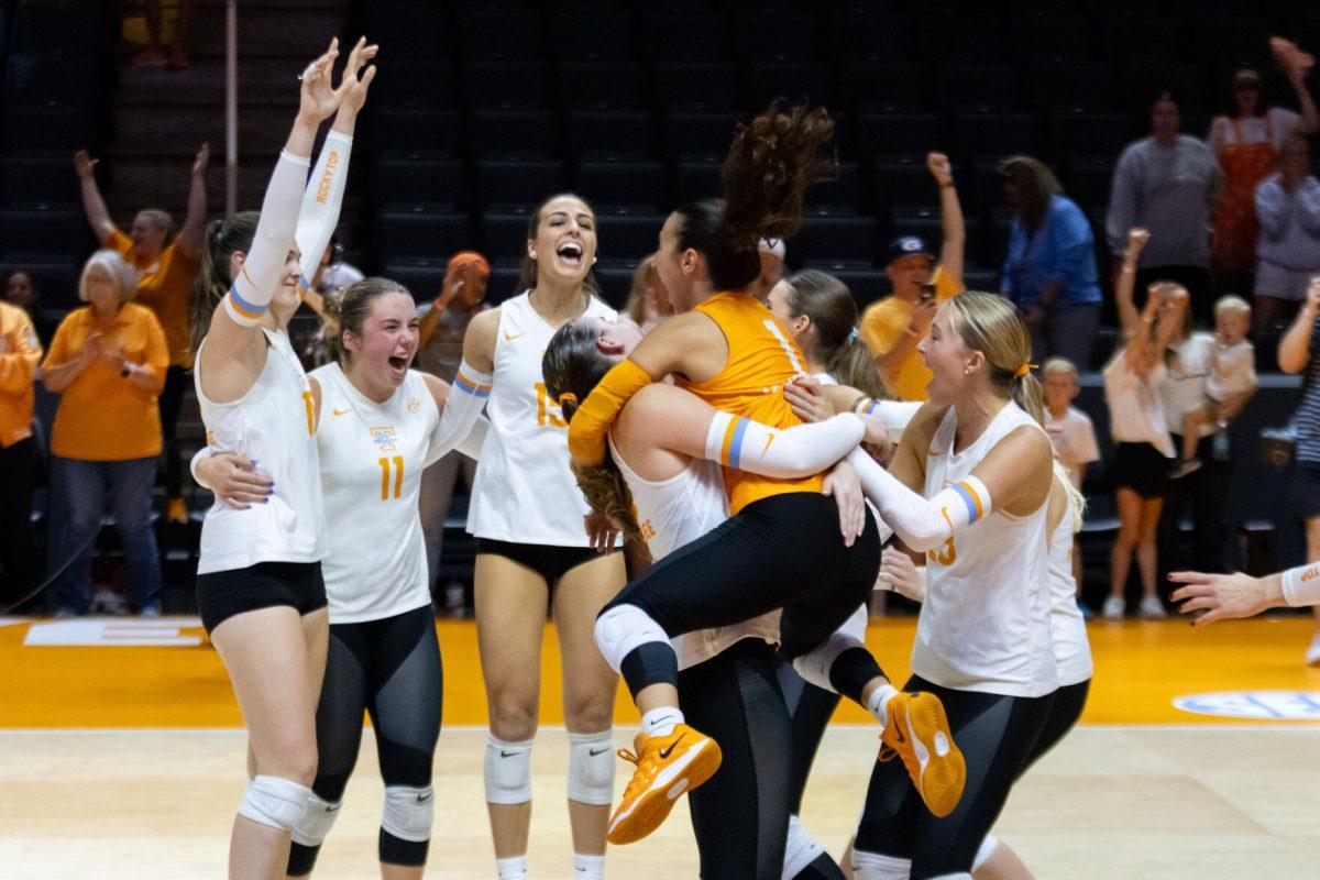 Lady Vols cheer after a win over Georgia at Food City Center. Wednesday, Sept. 24, 2025.