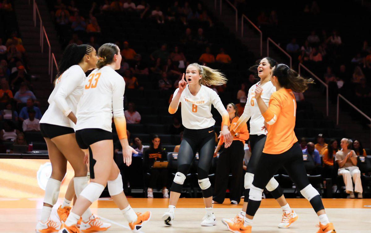 The Lady Vols celebrate before match point during a match against Rider in Thompson-Boling Arena at Food City Center. Thursday, Sept. 18, 2025.