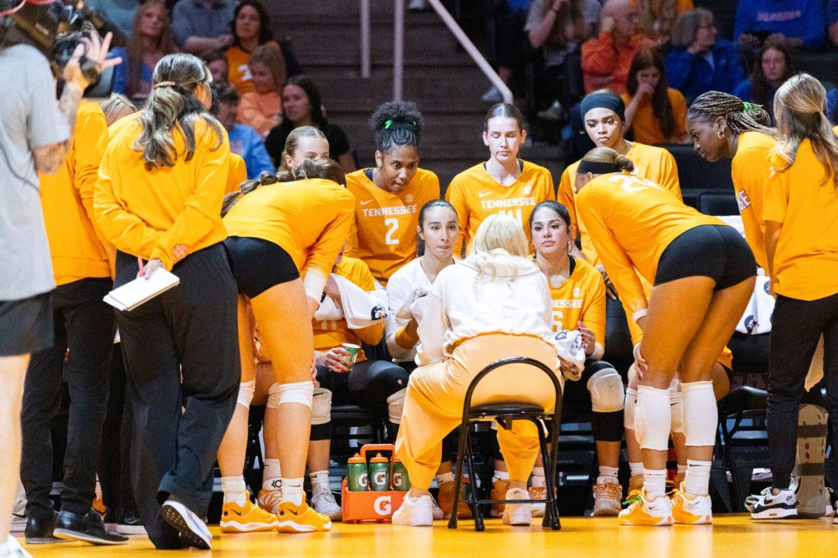 Eve Rackham Watt talks to her team during a timeout against Florida at Food City Center. Wednesday, Oct. 15, 2025. 