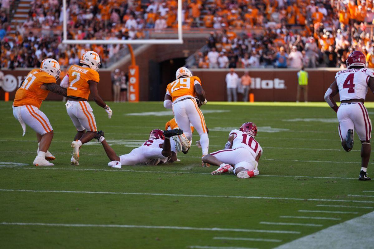 Jordan Ross (29) recovers a botched punt during a game against Arkansas at Neyland Stadium,Saturday, Oct.11, 2025
 