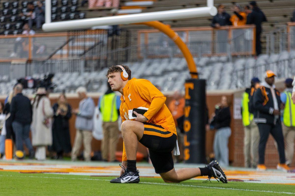 Miles Kitselman (87) warms up before a game against Oklahoma at Neyland Stadium. Saturday, Nov. 1, 2025.