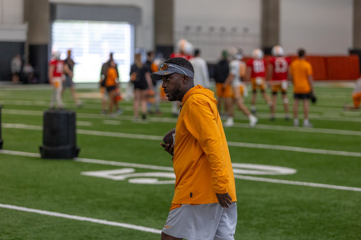 Tennessee defensive coordinator Tim Banks coaches during Tennessee’s fourth practice of fall camp at Anderson Training Center. Sunday, Aug. 4, 2024. 