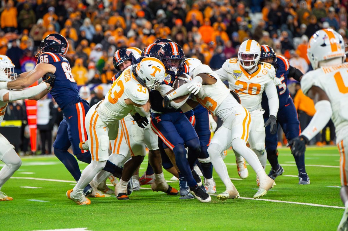 Tennessee defenders Ben Bolton (33) and Edrees Farooq (15) swallow an Illinois ball carrier during Music City Bowl at Nissan Stadium. Tuesday, Dec. 30, 2025.