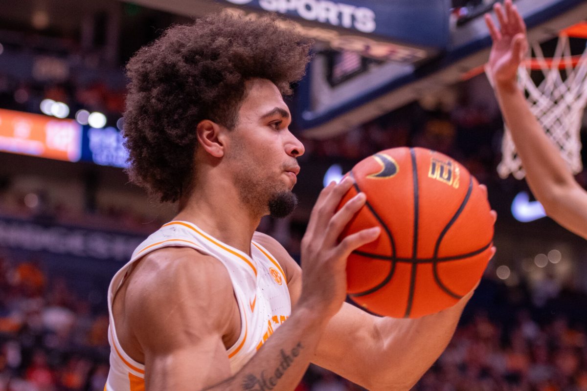 Ja'Kobi Gillespie (0) passes the ball in during a game against Illinois at Bridgestone Arena. Saturday, Dec. 6, 2025.