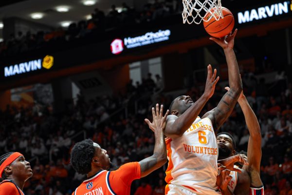 DeWayne Brown II (6) goes for a contested basket at the rim against Auburn at Food City Center. Saturday, Jan. 31, 2026.