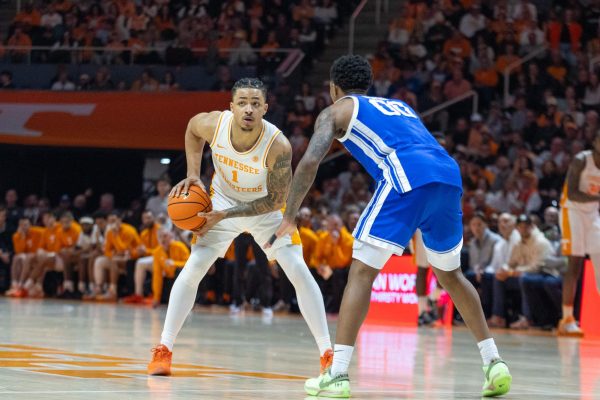 Amari Evans (1) looks for a pass during a game against Kentucky at Food City Center. Saturday, Jan. 17, 2026.