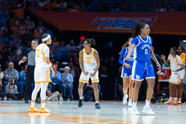 Jaida Civil (15) cheers during a game against Kentucky at Food City Center. Thursday, Jan. 22, 2026.