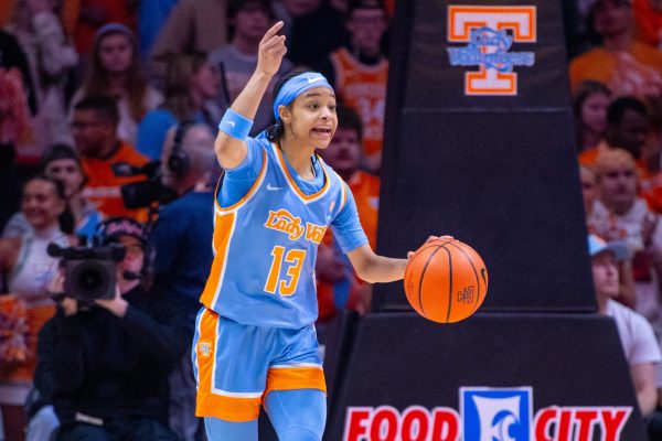 Mia Pauldo (13) calls a play during a game against Mississippi State at Food City Center. Thursday, Jan. 29, 2026.