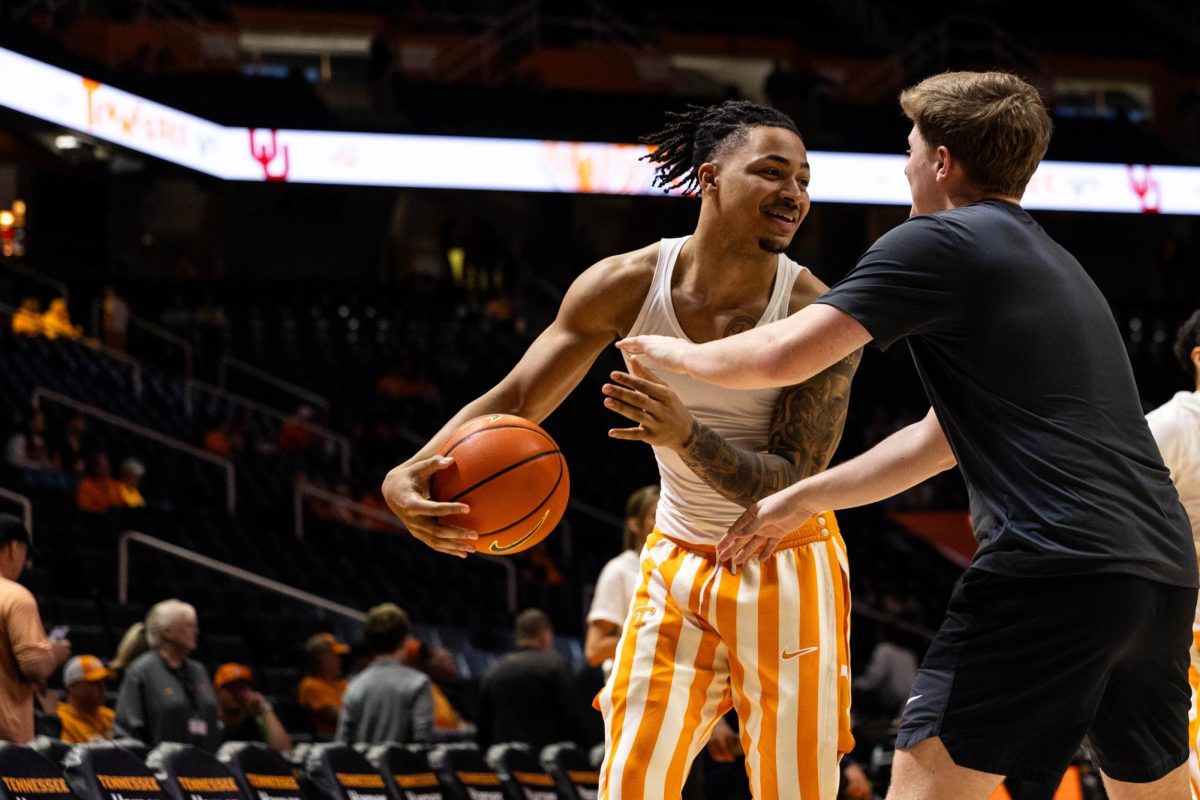 Tennessee basketball guard Amari Evans (1) warms up before facing Oklahoma at Food City Center. Wednesday, Feb. 18, 2026.