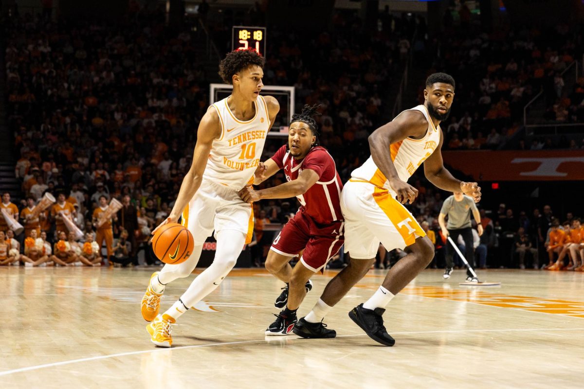 Nate Ament (10) drives the ball toward the basket against Oklahoma at Food City Center. Wednesday, Feb. 18th, 2026.
