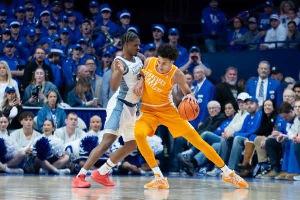 Nate Ament (10) drives to the net during a game against Kentucky at Rupp Arena. Saturday, Feb. 7, 2026.