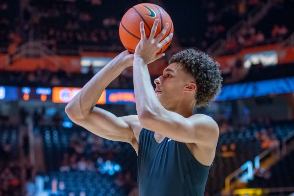 Nate Ament (10) warms up for a game against LSU at Food City Center. Saturday, Feb. 14, 2026.