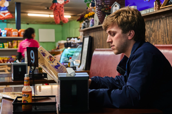 UT students taking on role as food reviewers online