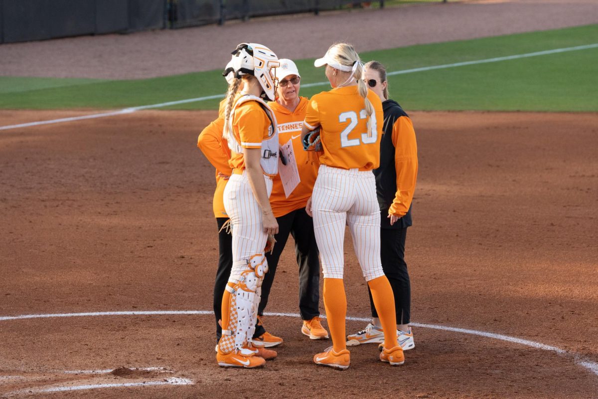 Lady Vols Softball head coach Karen Weekly and the athletic trainer meet at the mound with Elsa Morrison (22) and Karlyn Pickens (25) at Sherri parker Lee Stadium. Tuesday, March 3, 2026.