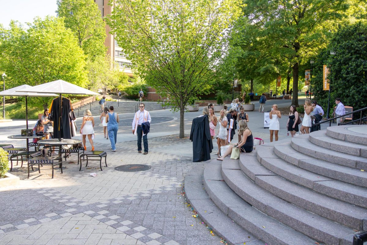 Lines to take graduation photos on the Seal have been seen to reach unreasonable times. 