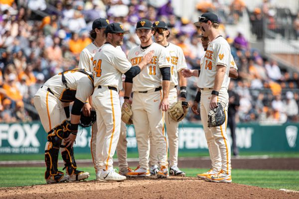 Tennessee baseball head coach Josh Elander calls to the bullpen to relieve starter Evan Blanco (11) against LSU. Sunday, April 5, 2026.